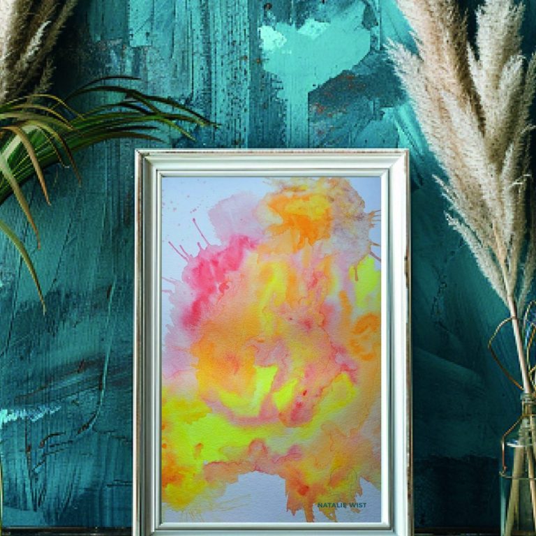 Bunte abstrakte Aquarellkunst in goldenem Rahmen vor türkisfarbenem Hintergrund.