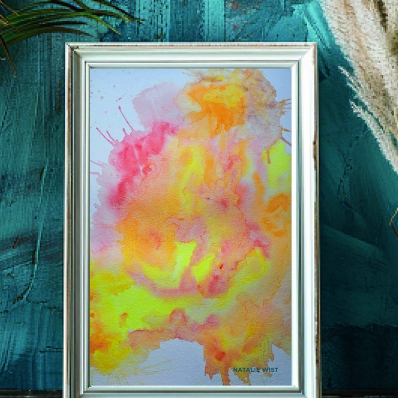Bunte abstrakte Aquarellmalerei in einem goldenen Rahmen vor einem grünen Hintergrund.
