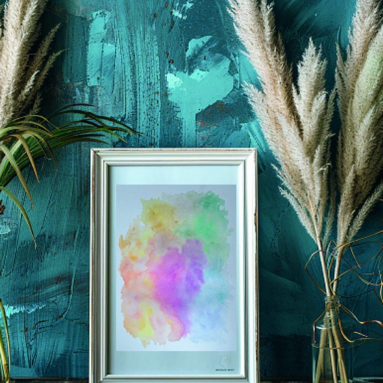 Buntes Aquarell in einem Rahmen vor einem blauen Hintergrund und dekorativen Pflanzen.