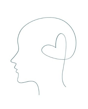 Umriss eines Kopfes mit einer Herzform im Gehirnbereich.