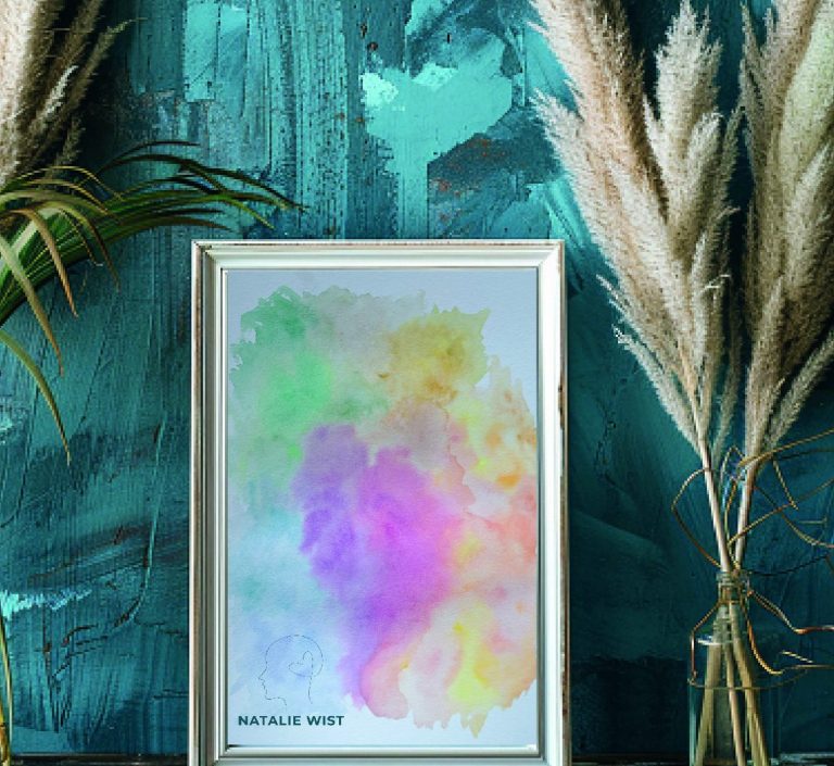 Bunte Aquarellmalerei in einem dekorativen Rahmen auf einer Holzwand.