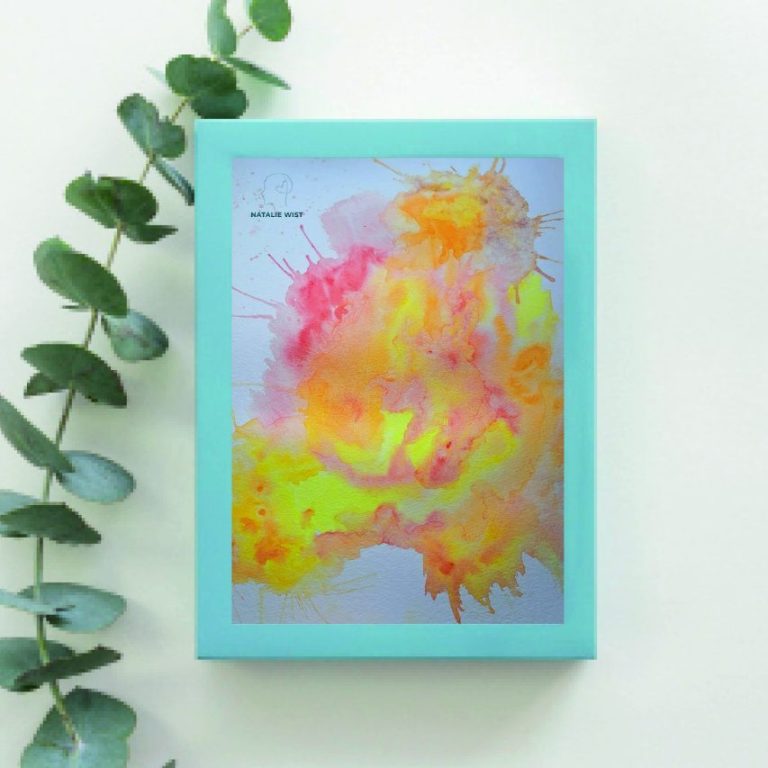 Bunte Aquarellmalerei in leuchtenden Gelb-, Rot- und Orangetönen in einem blauen Rahmen.