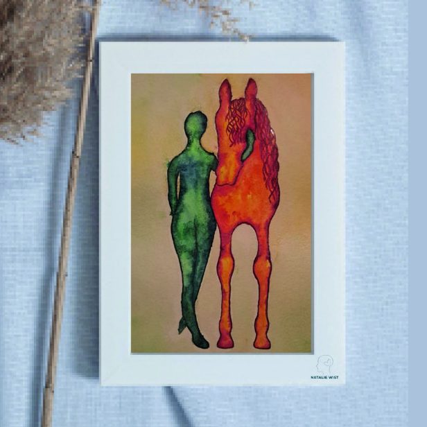 Eine grüne Figur steht neben einem roten Pferd auf einem sanften Hintergrund.